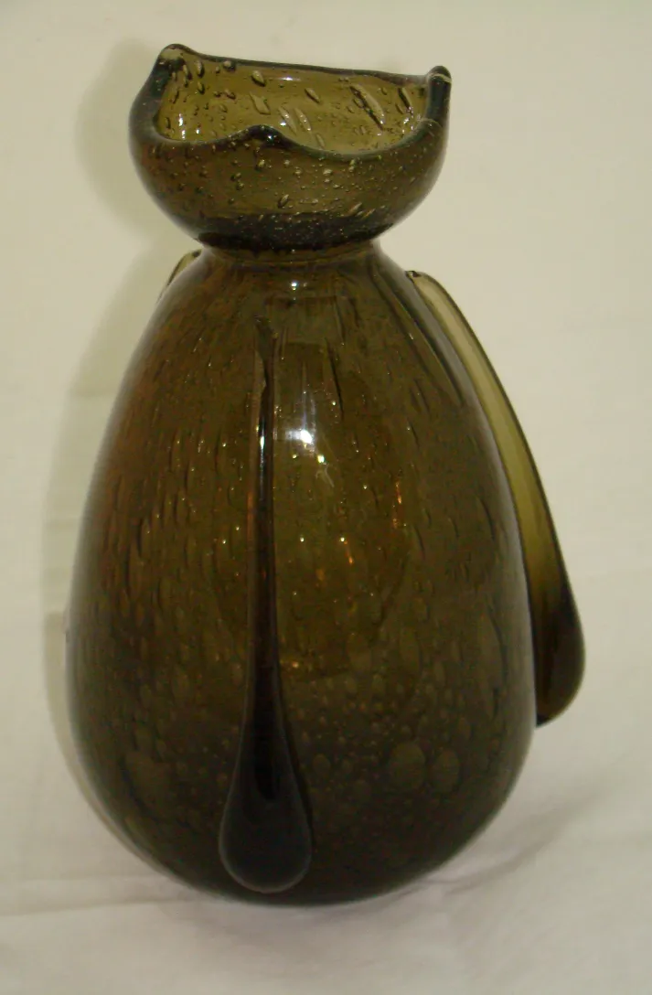 signed glass with bubbles, elegant shape and classic design