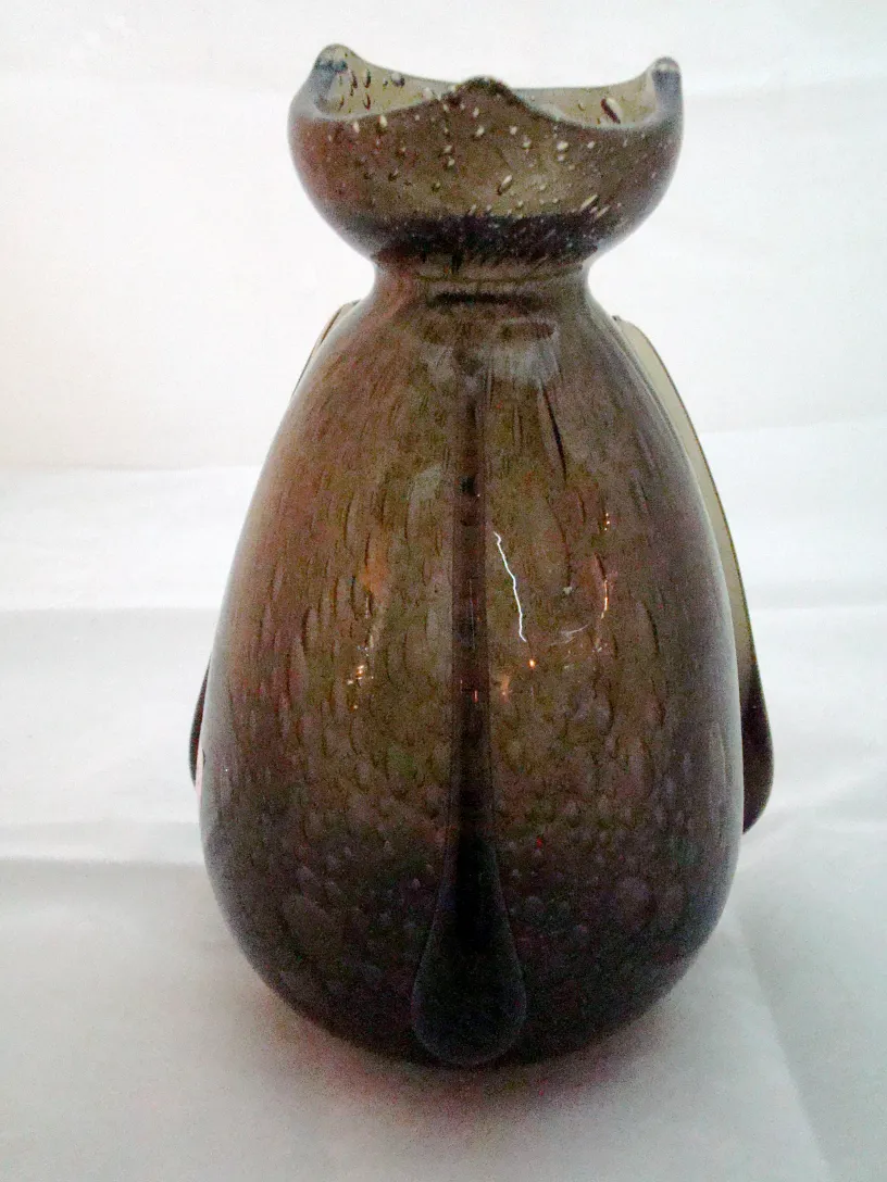 vidro assinado com detalhes na superfície, cor escura