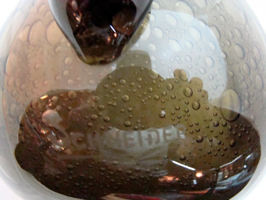 antikes signiertes Glas mit sichtbaren Wassertröpfchen