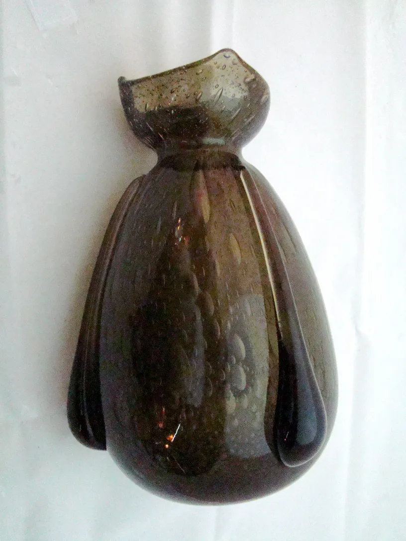 Verre ancien signé Schneider avec forme élégante et bulles décoratives.