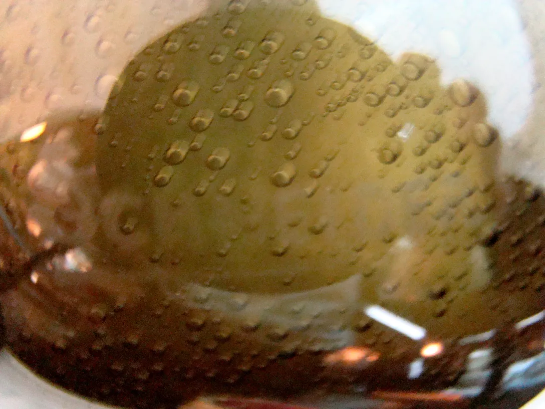 Antikes Glas von Schneider mit sichtbaren Blasen.