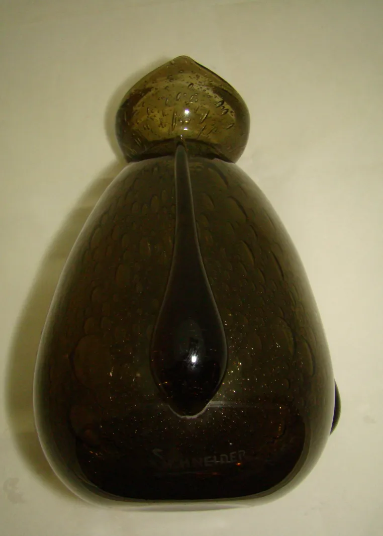 Vetro antico firmato da Schneider, design elegante, sfondo semplice.