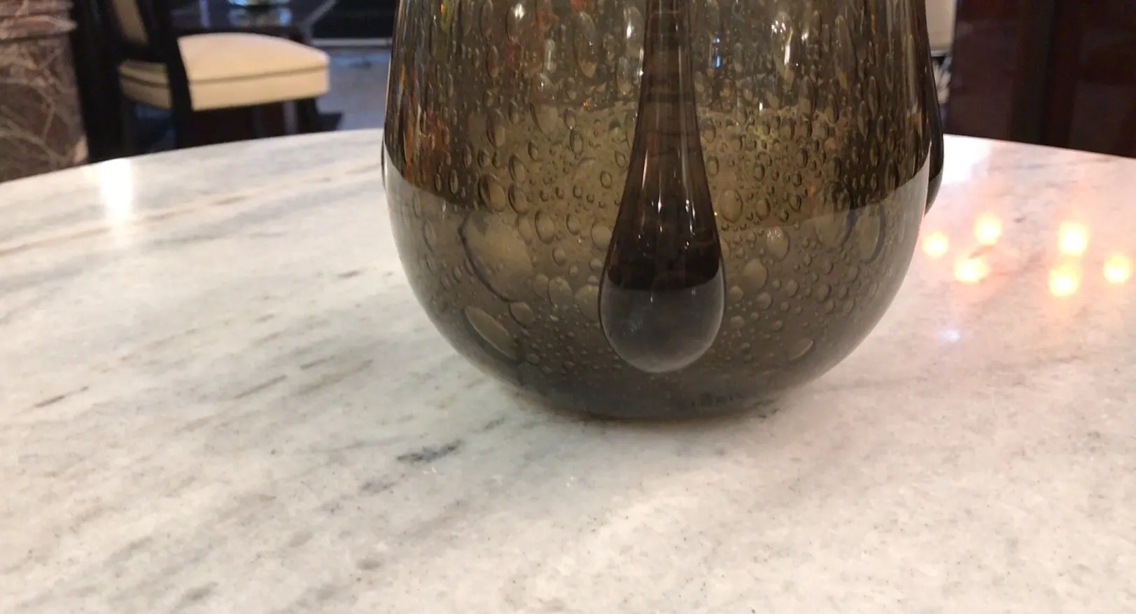 Vetro firmato marrone con bolle, decorazione classica.