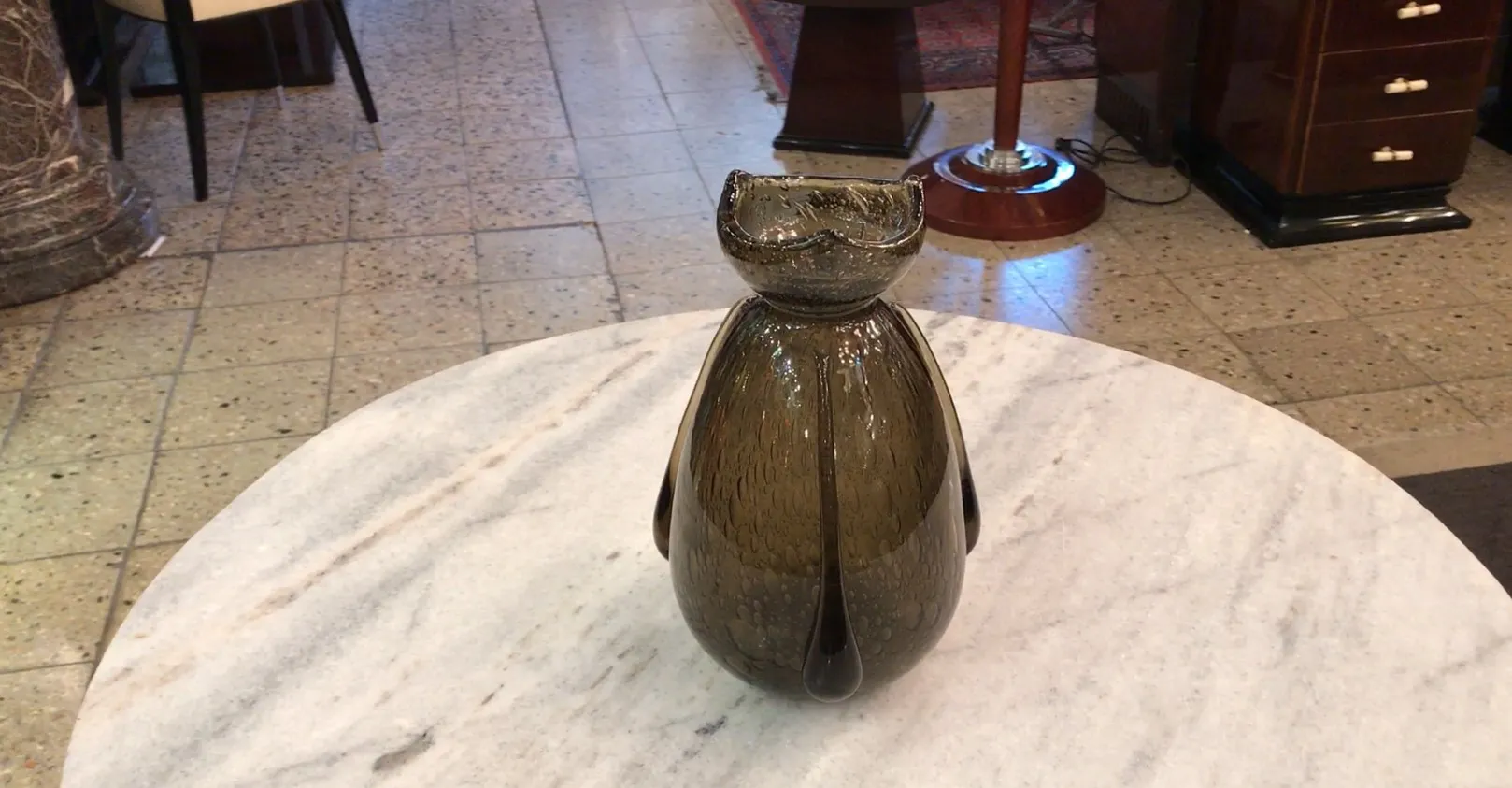 Antiguo vidrio firmado de Schneider con detalles únicos.