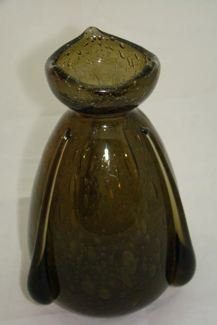 Verre antique avec signature, couleur brun, forme unique