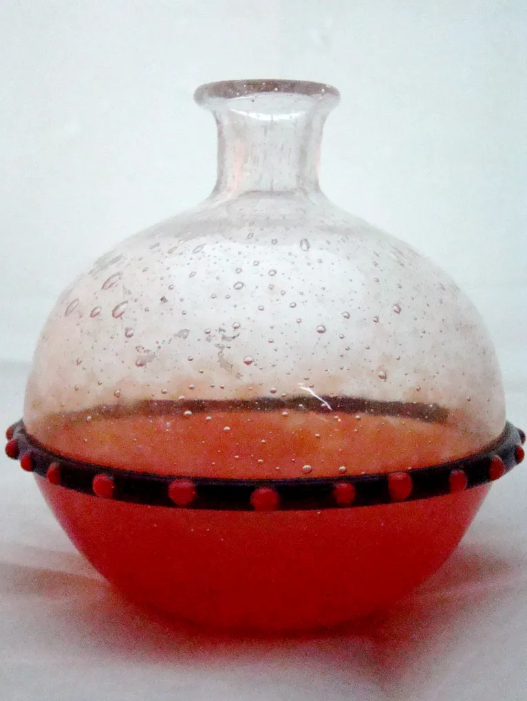 vidro antigo com gotas e base decorativa