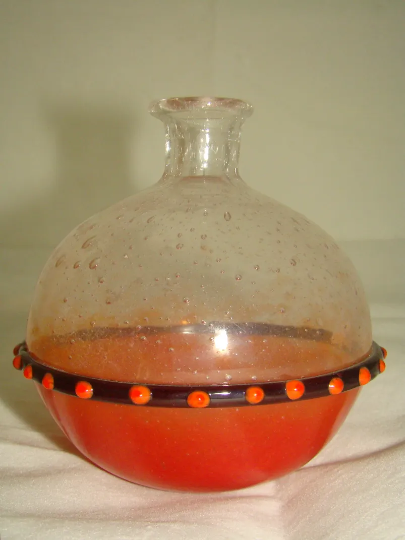 verre antique avec des détails colorés