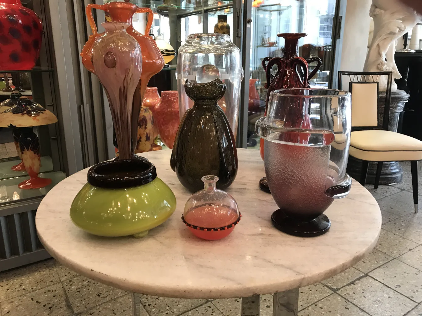 vidros decorativos antigos em uma mesa de mármore