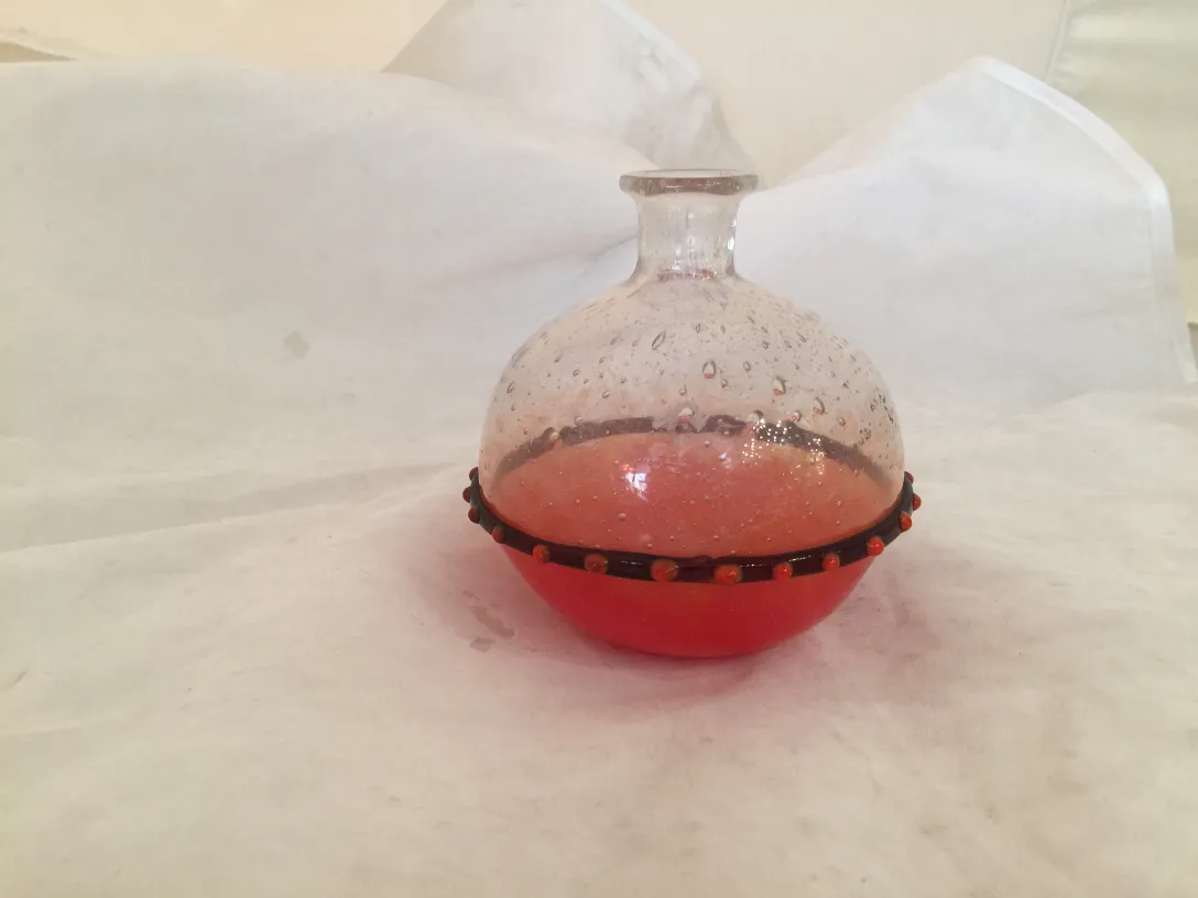 施耐德签名的古董玻璃，上面有红色设计。