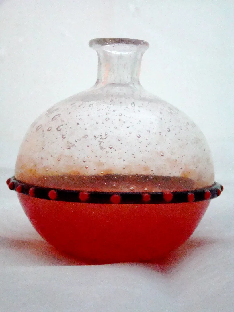 Vidro antigo com design distinto e borda decorativa.