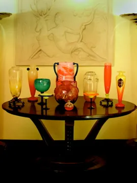 Verres décoratifs colorés anciens sur une table élégante