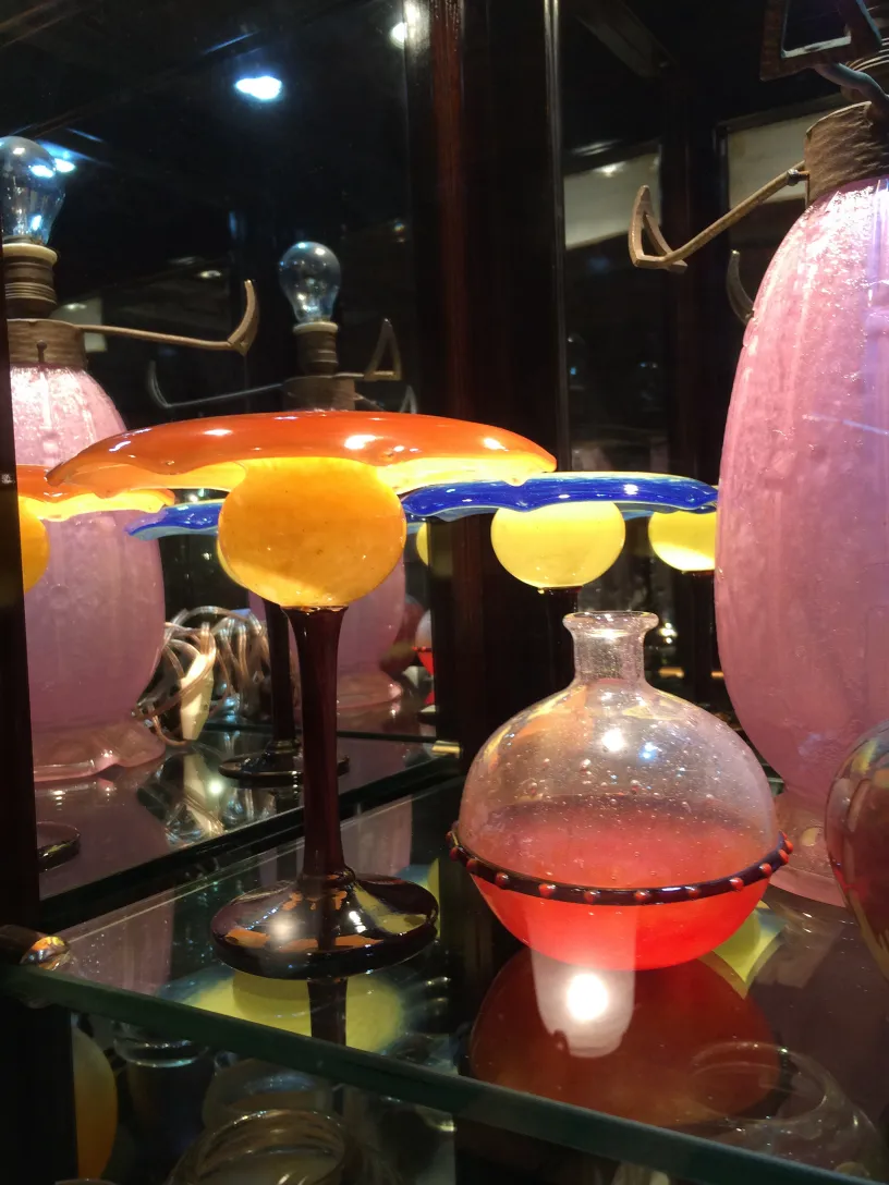 Vidrio antiguo firmado Schneider con colores vivos y formas únicas