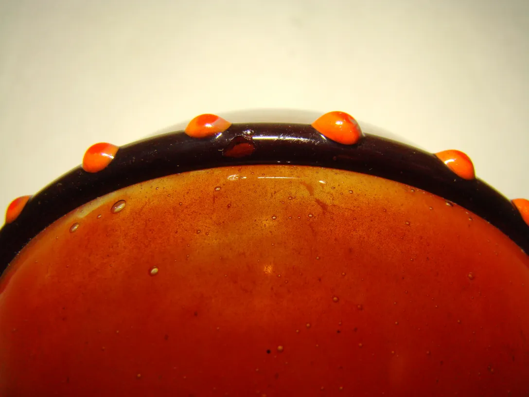 تفاصيل الزجاج الموقّع القديم شنايدر بلون العنبر مع حواف مزخرفة