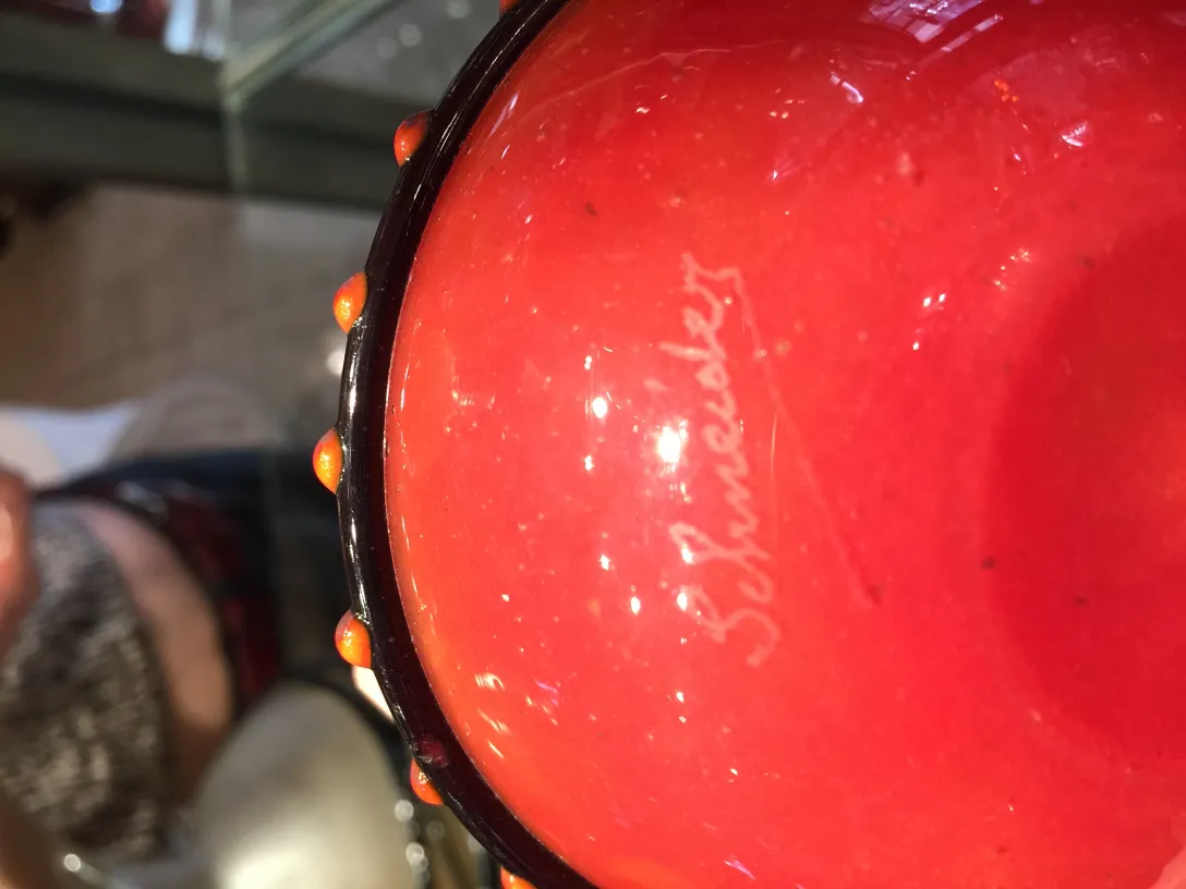 vidro vermelho com assinatura de Schneider, estilo antigo