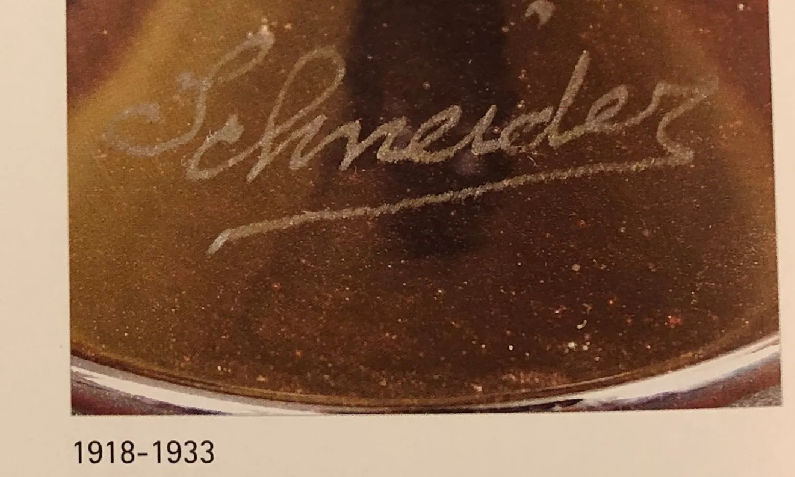 Verre ancien signé avec l'inscription Schneider, style raffiné