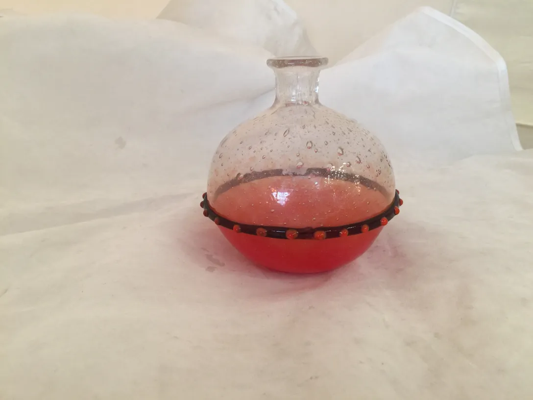 verre signé avec des détails rouges et noirs, antiquité décorative