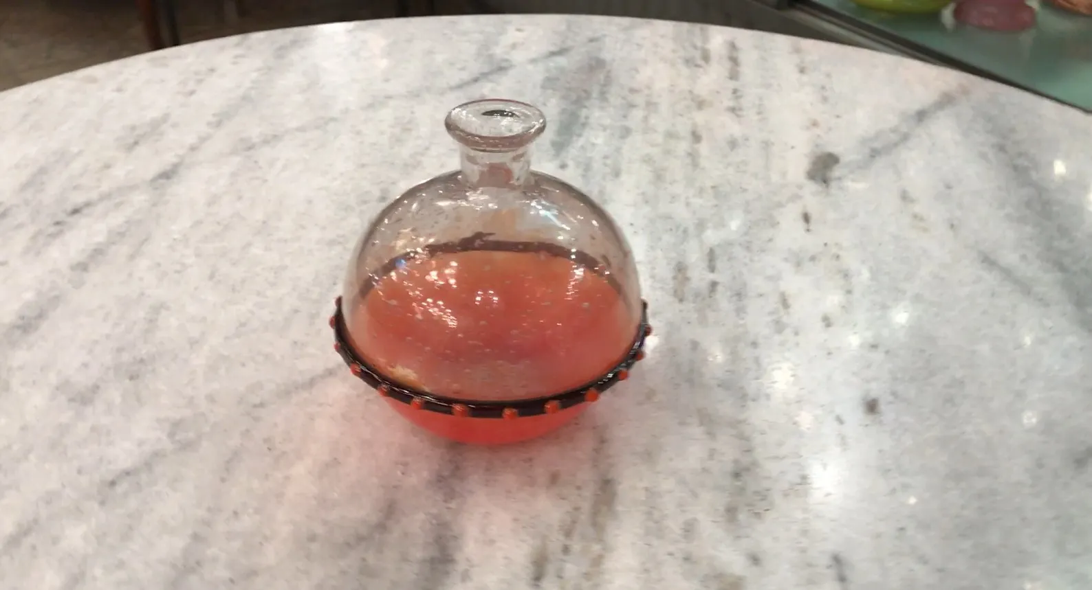 altes Glas mit Schneider-Unterschrift in elegantem Umfeld