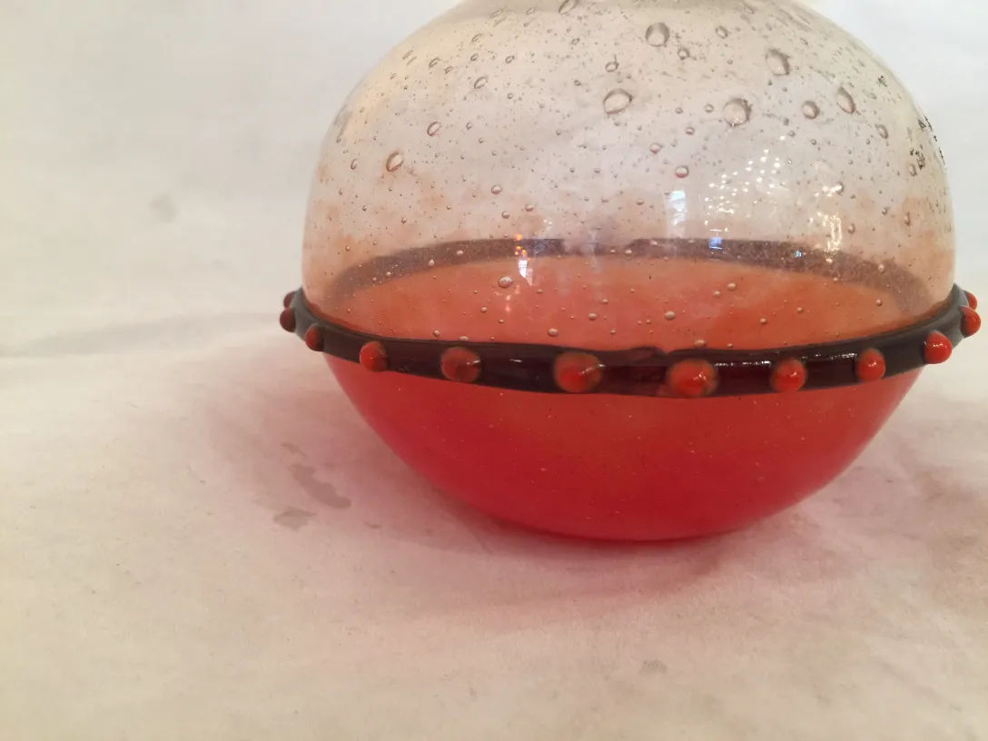 vetro antico con bolle e bordo decorativo rosso