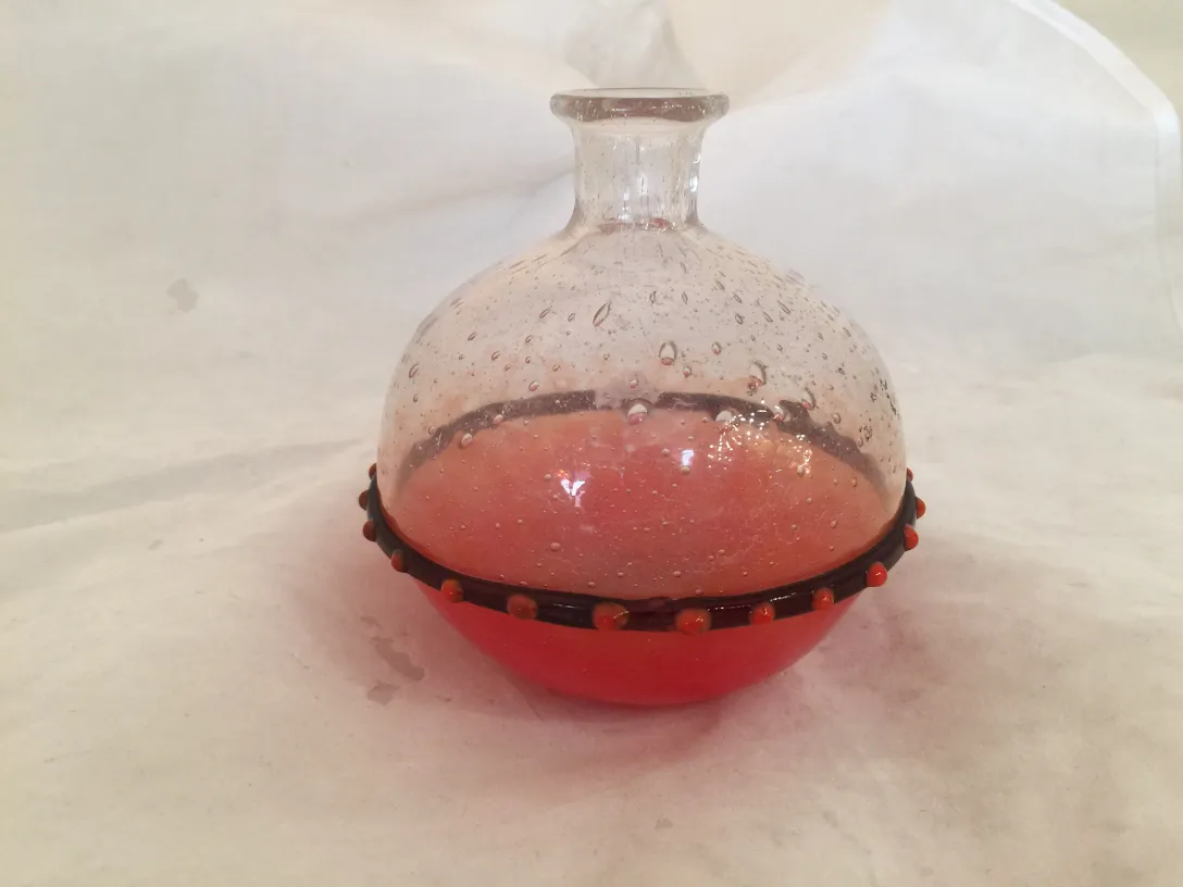 verre signé de couleur claire avec une base ronde rouge