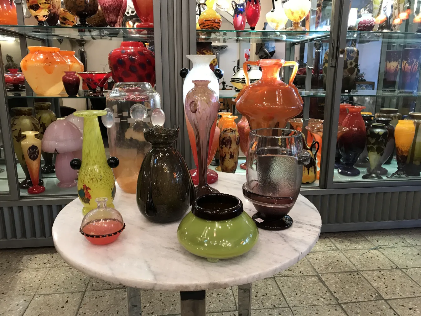 vidrio firmado de schneider con colores vibrantes y formas diversas en un entorno de antigüedades