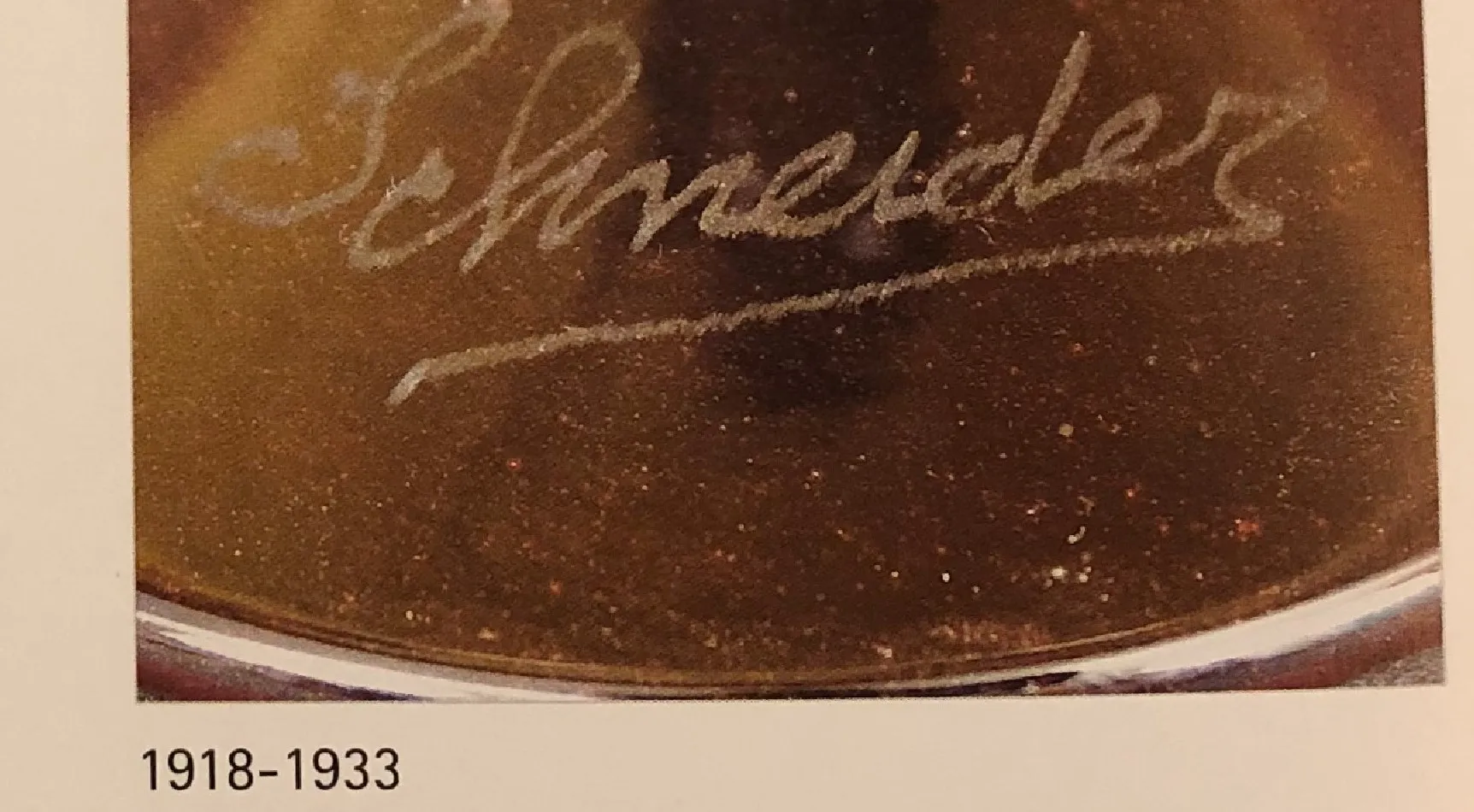 verre ancien avec la signature de Schneider en français, fond décoratif