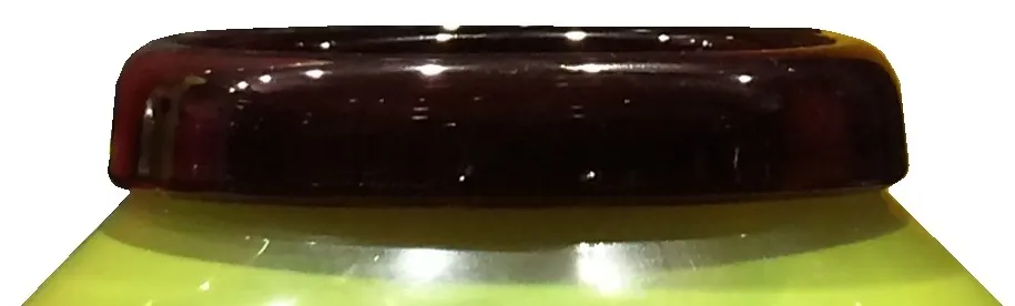 detalhe de vidro assinado com design de cores variadas