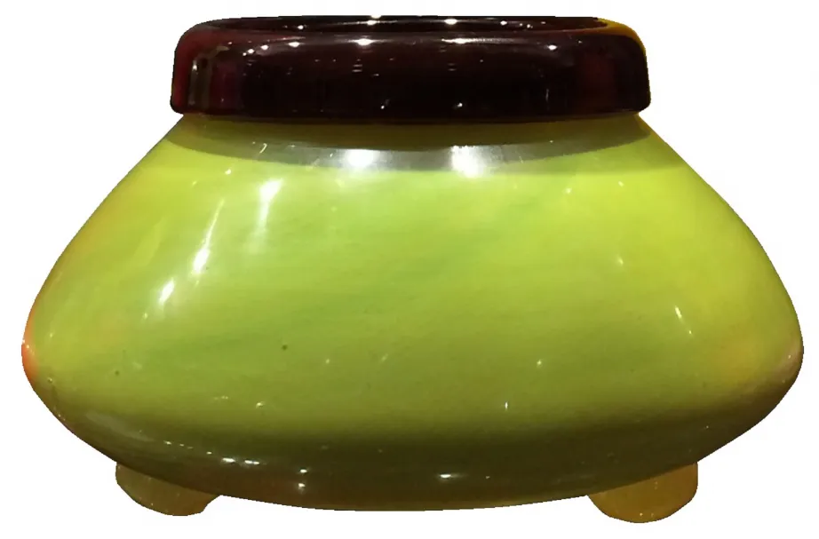 Vidrio de forma redondeada, color verde con tapa marrón, antigüedad.