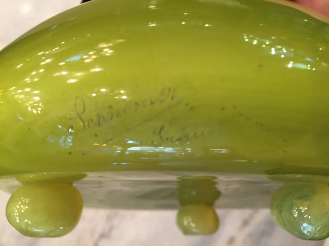 Antikes signiertes Glas Schneider in grüner Farbe mit runden Füßen.