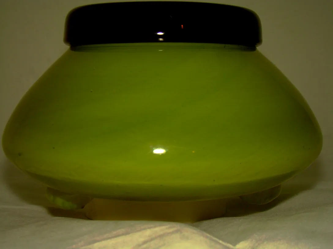 Forme unique du verre antique signé, couleur verte douce.