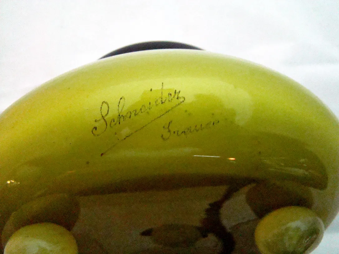 Antikes grünes Glas mit Unterschrift von Schneider