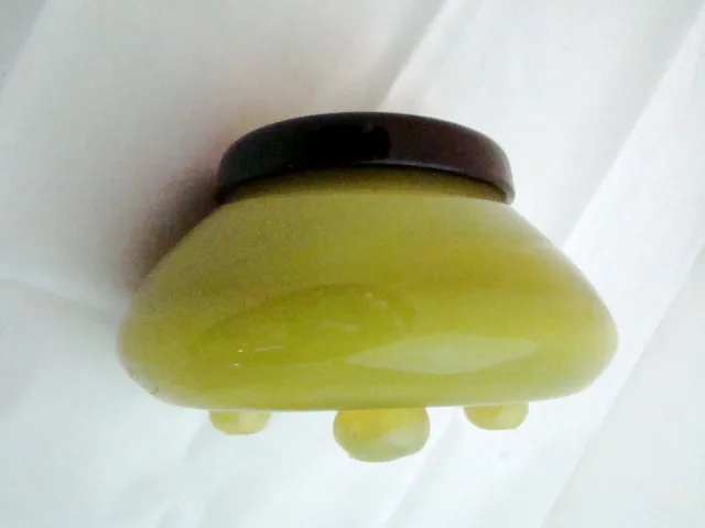 verre signé de forme distinctive avec base en pied