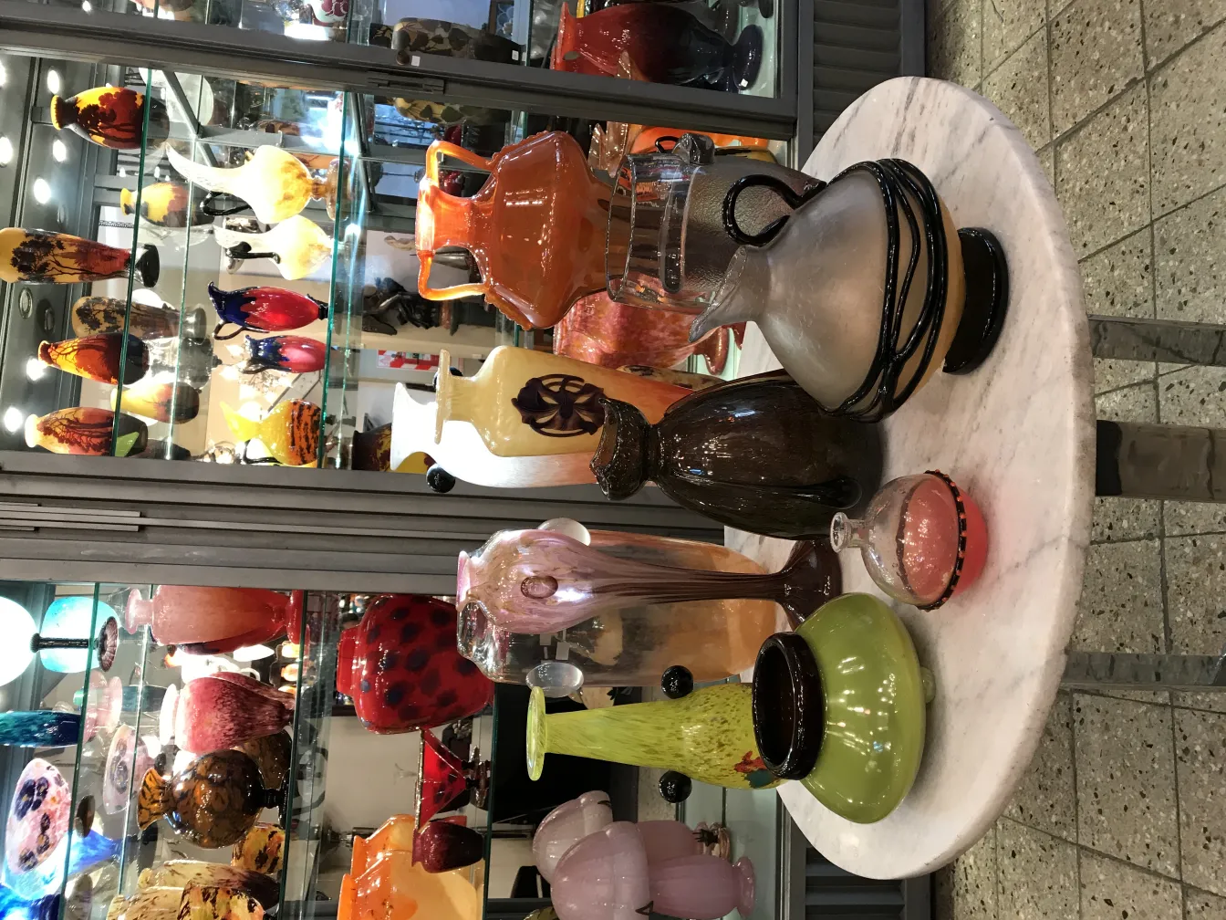 Antiquité verre signé Schneider avec des détails uniques et des couleurs vives dans un environnement d'exposition