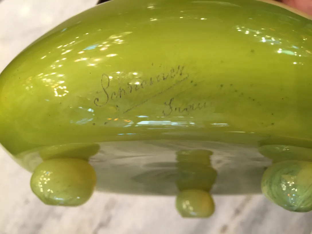 Verre signé Schneider en vert avec base ronde.