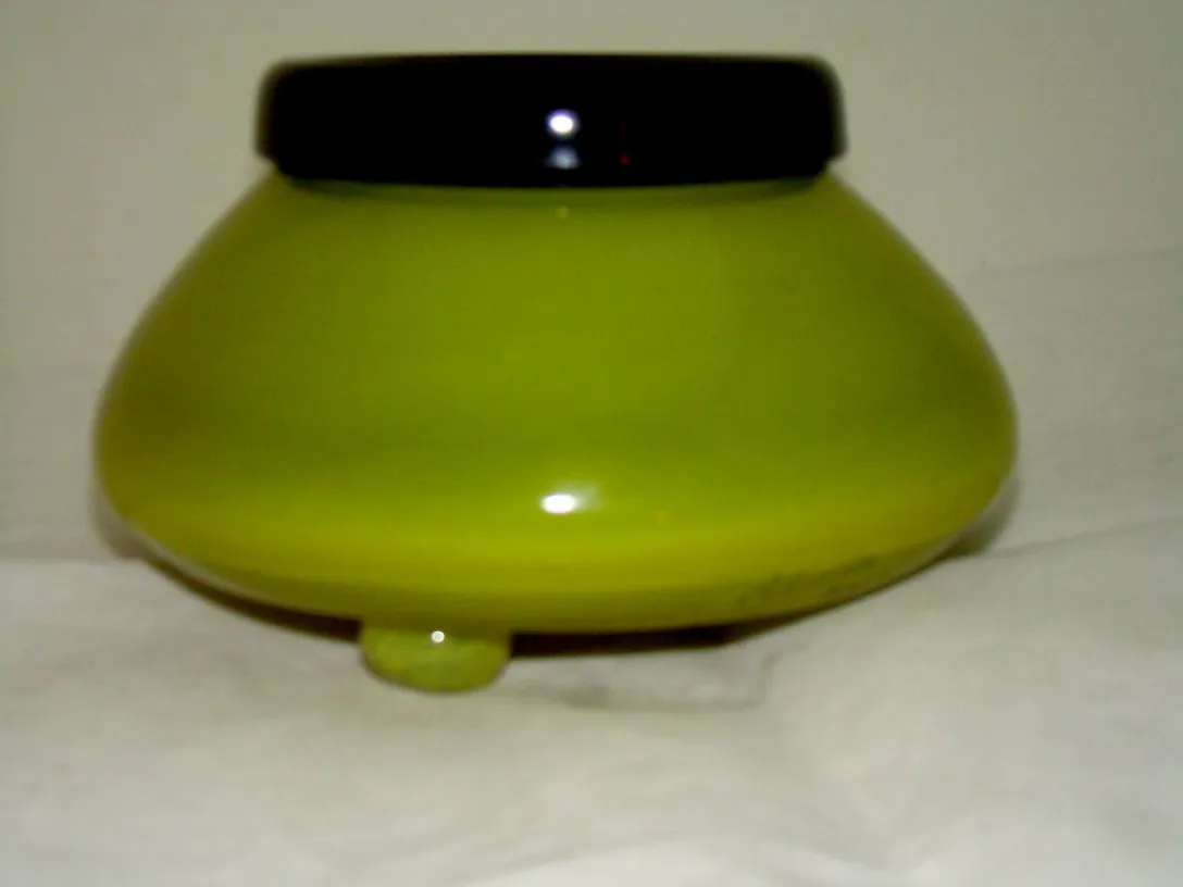 Vidrio antiguo firmado Schneider de color verde con tapa negra