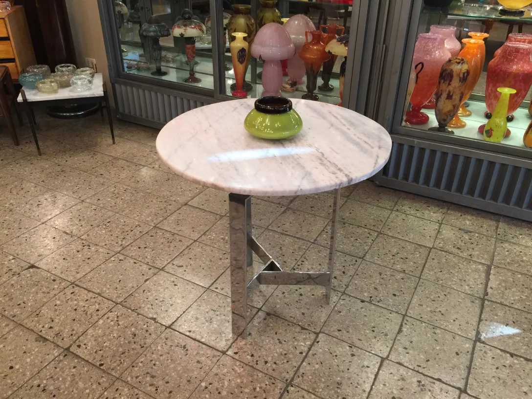 Vetro antico firmato da Schneider in un ambiente antiquario.