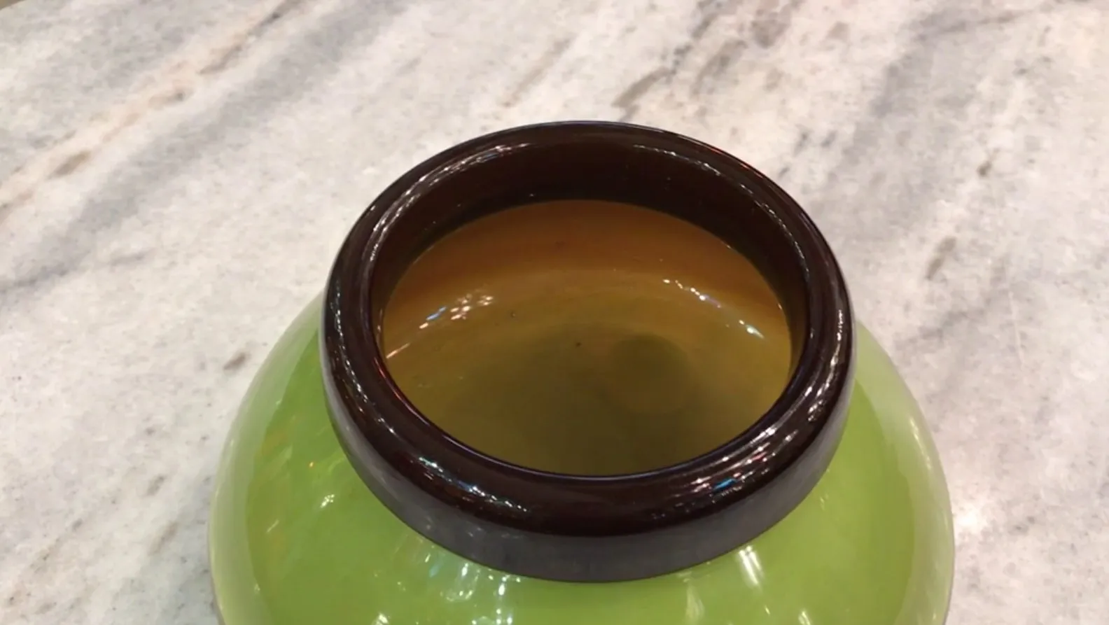 vue supérieure d'un ancien verre signé Schneider français