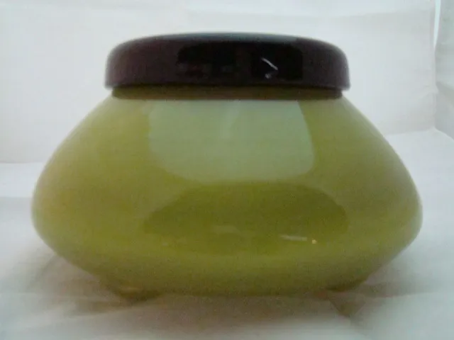 Frasco decorativo de vidrio antiguo con tapa oscura