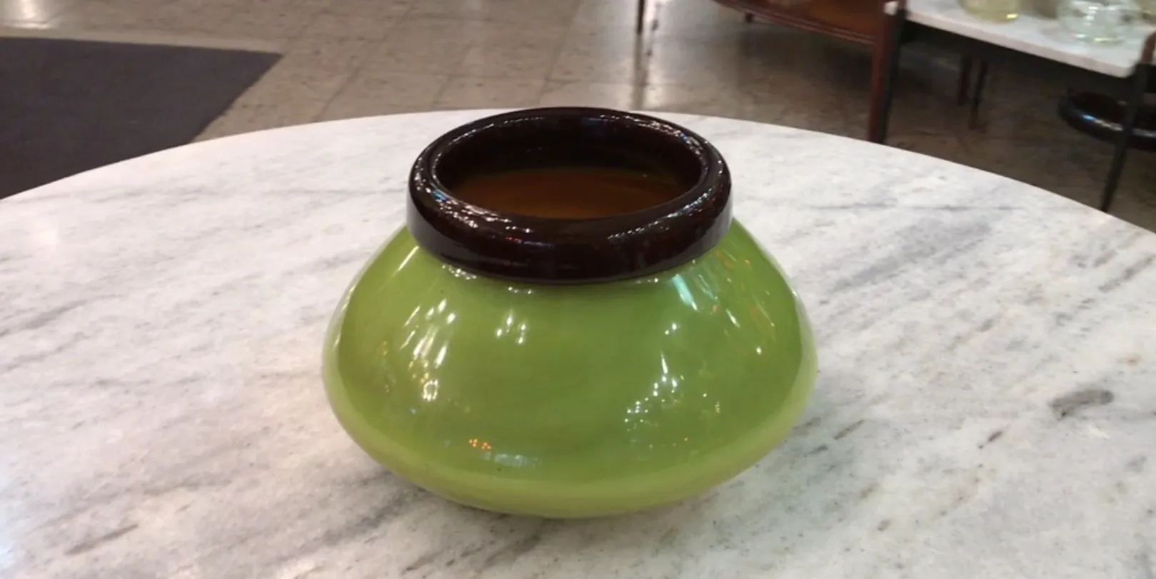 verre ancien avec signature de schneider, design attrayant en vert et noir