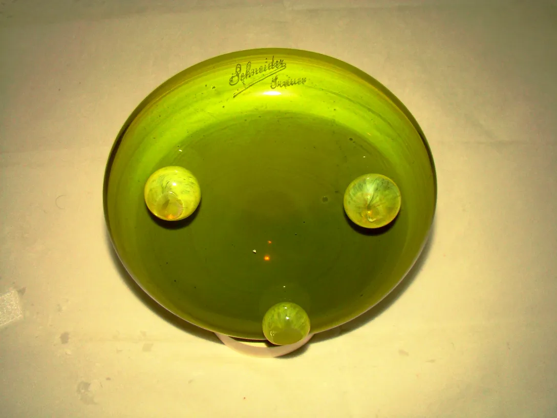 signiertes Glas von Schneider mit zwei dekorativen Blasen in antikem Umfeld