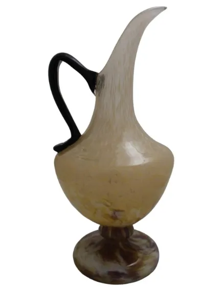 Brocca in vetro antico con manico e base, firmata da Schneider.