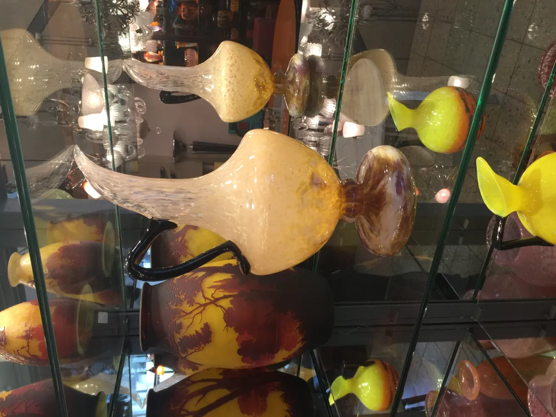 Vidro assinado antigo de Schneider exposto em vitrine, decorativo.