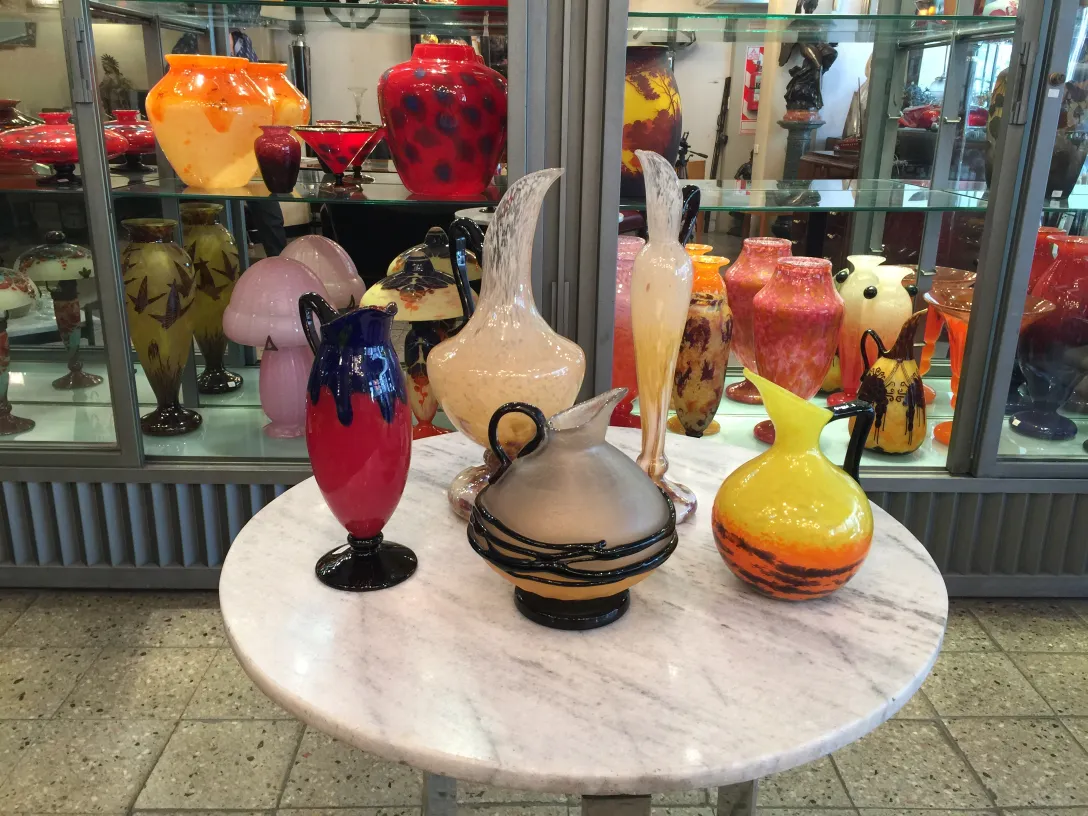 sammlung von signierten glas schneider vor ausstellungs Hintergrund