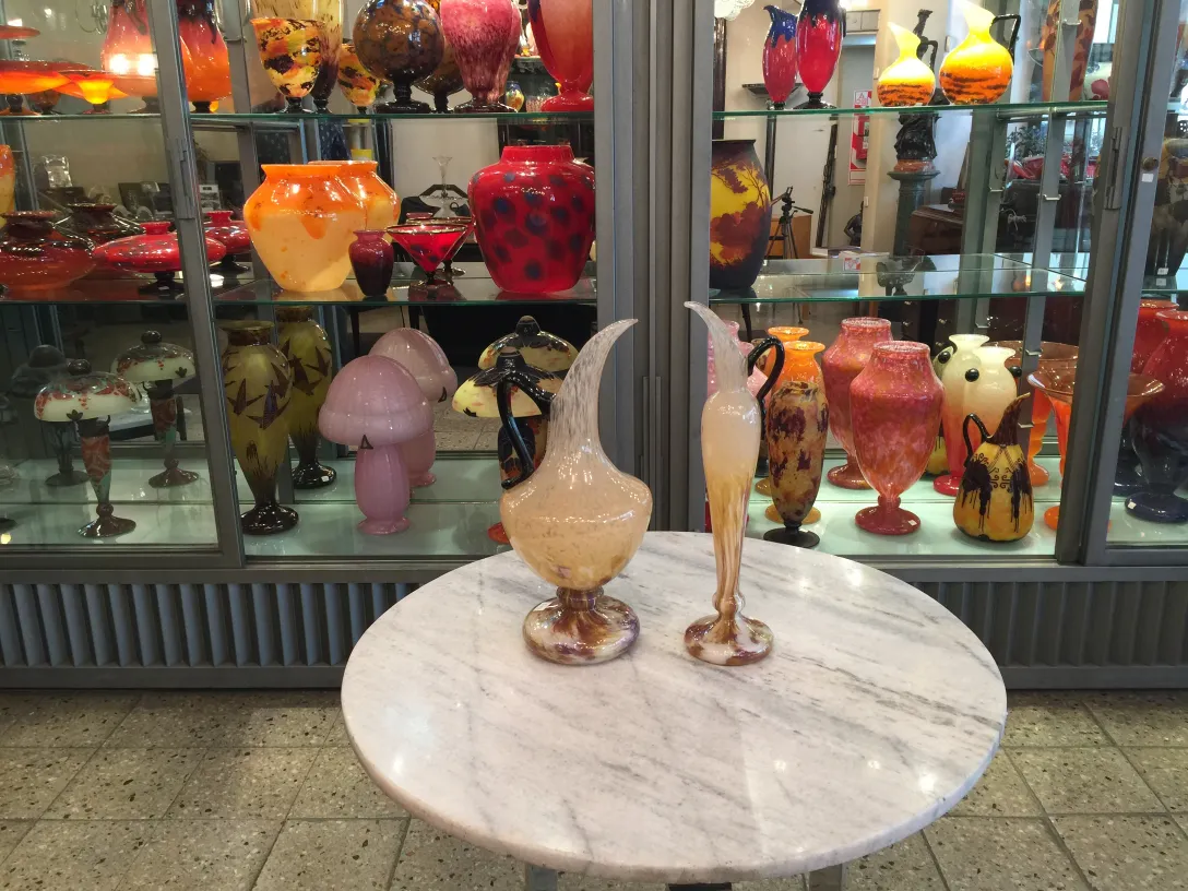 Signiertes Glas Schneider in einem antiken Umfeld