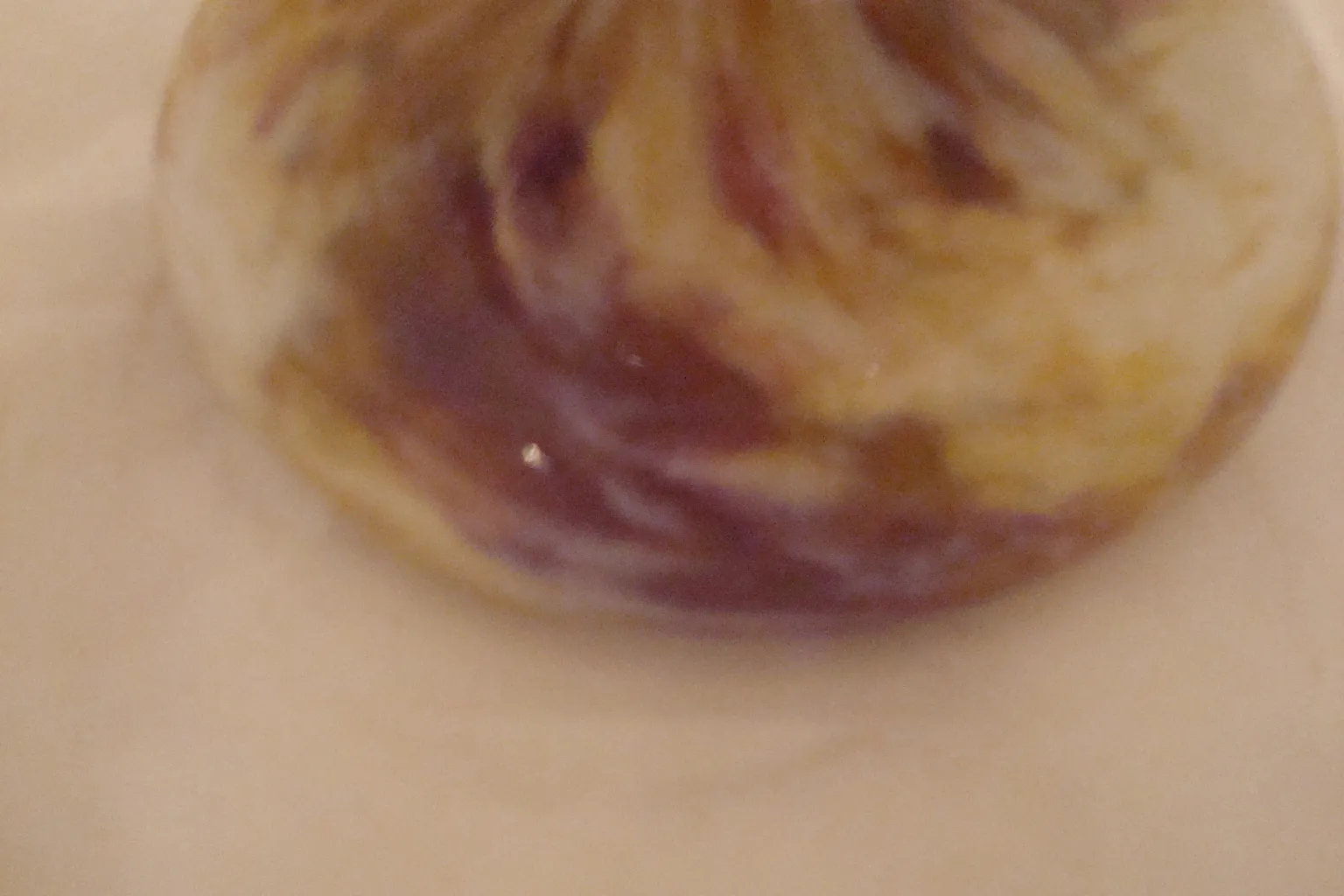 Verre ancien signé avec des couleurs décoratives et des motifs uniques.