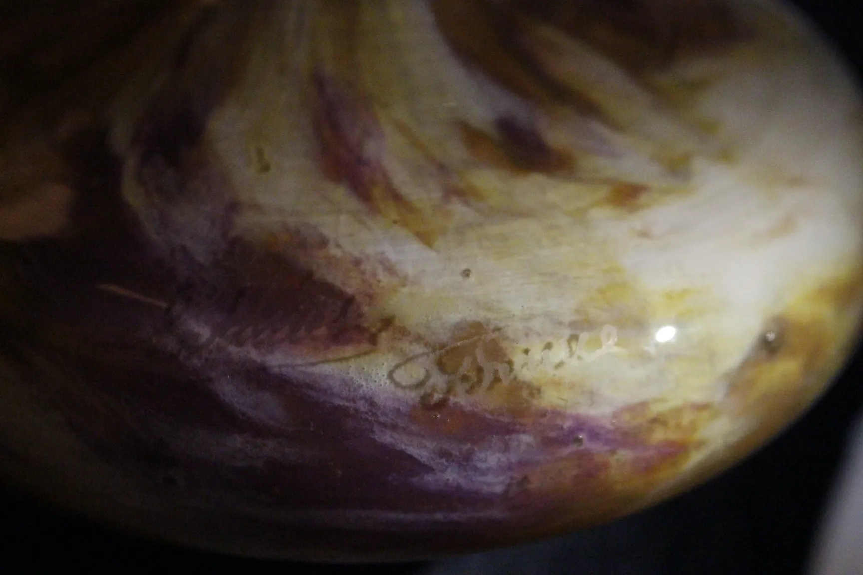 고대 슈나이더 서명된 유리잔, 상아색 및 보라색 디테일이 특징