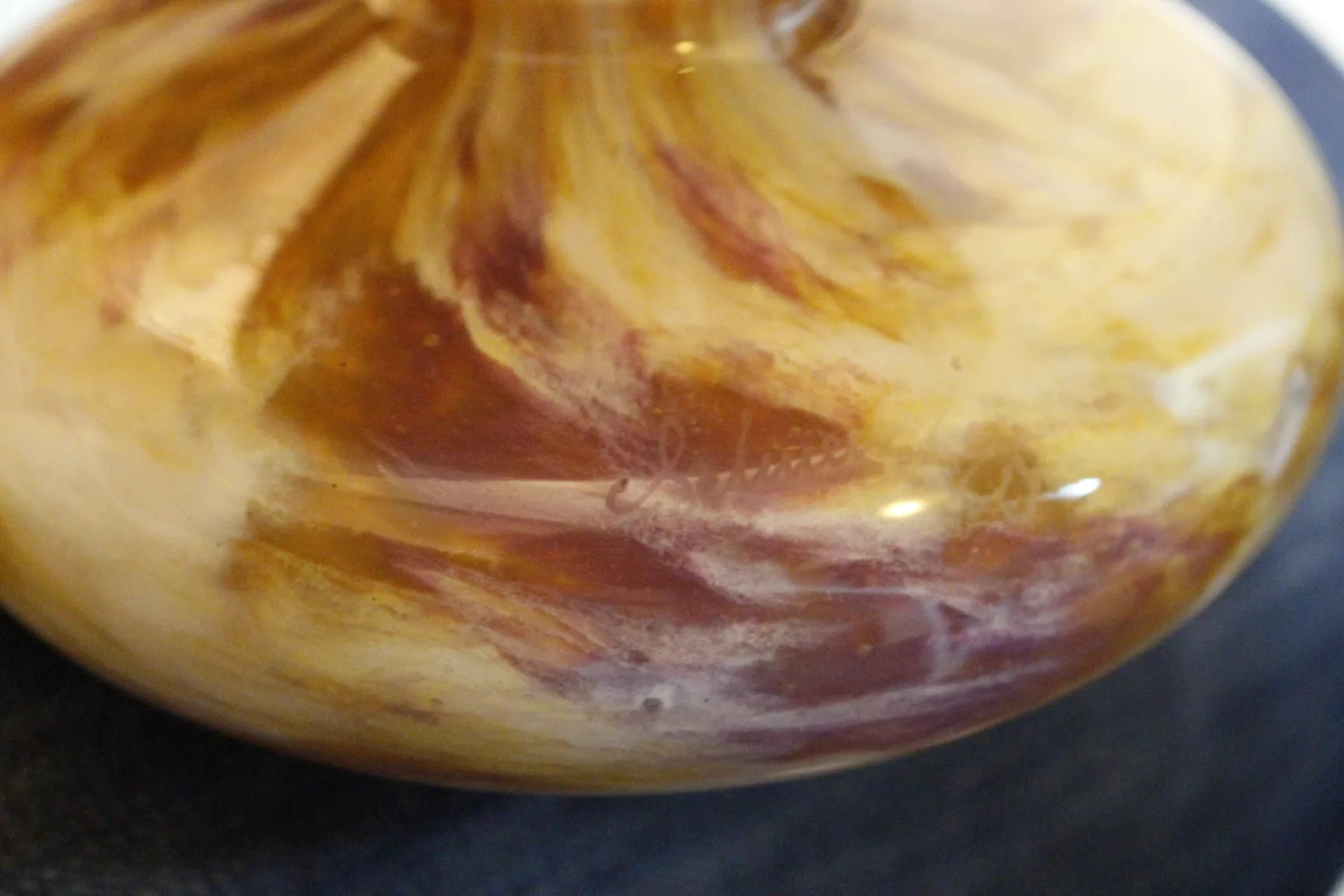 Античное стекло с видимой подписью Шнайдера на основании.