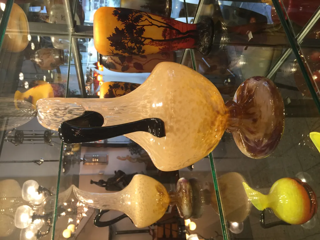 Verre ancien avec un design élégant et une poignée noire, signé par Schneider