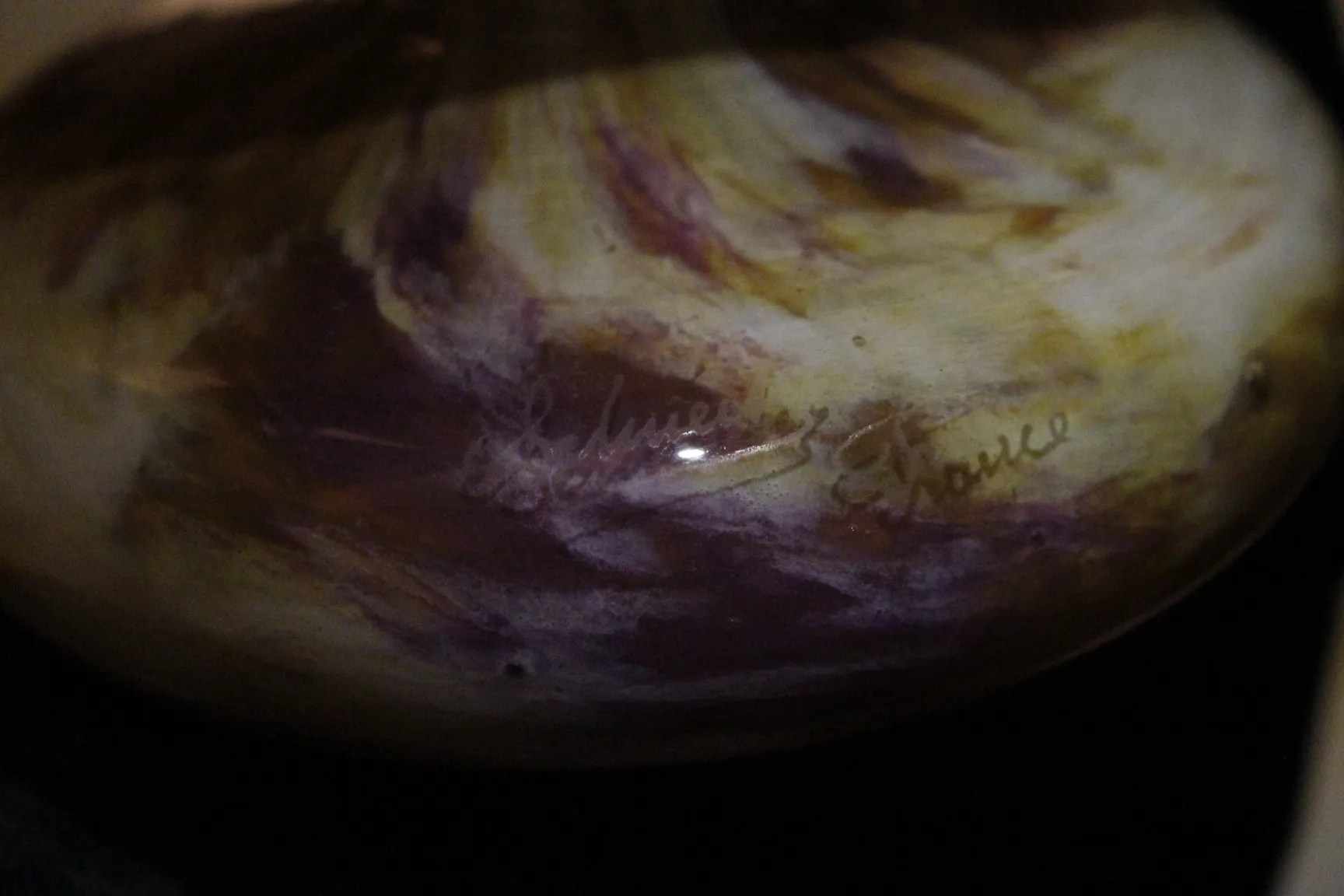 Verre ancien signé Schneider avec des motifs violets et jaunes.