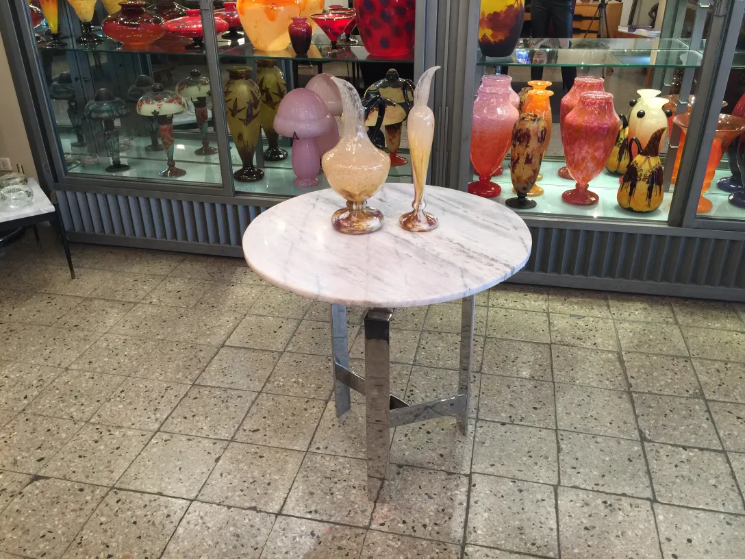 von schneider signiertes glas in einer ausstellung antiken