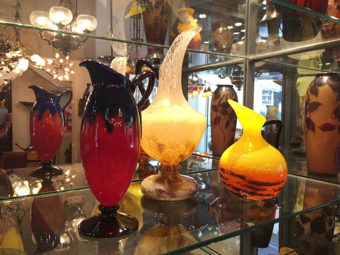 verre signé ancien avec couleurs vives en vitrine